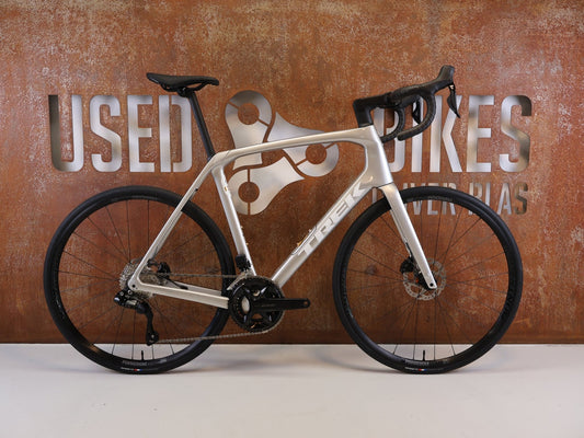 Rennrad von Trek, TREK DOMANE SL 5 GEN 4 CARBON RENNRAD SHIMANO 105 / 60CM vor USEDBIKES-OB.DE Hintergrund