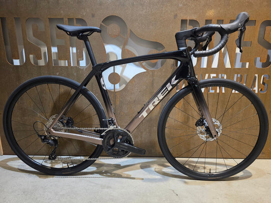 Rennrad von Trek, TREK DOMANE SL 5 GEN 4 / DARK STAR TO BRONZE AGE FADE / 56CM vor USEDBIKES - OB.DE Hintergrund
