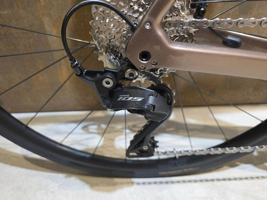 Rennrad von Trek, TREK DOMANE SL 5 GEN 4 / DARK STAR TO BRONZE AGE FADE / 56CM vor USEDBIKES - OB.DE Hintergrund