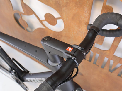 Rennrad von Trek, TREK DOMANE SL 5 GEN 5 MATTE DEEP SMOKE / L vor USEDBIKES-OB.DE Hintergrund