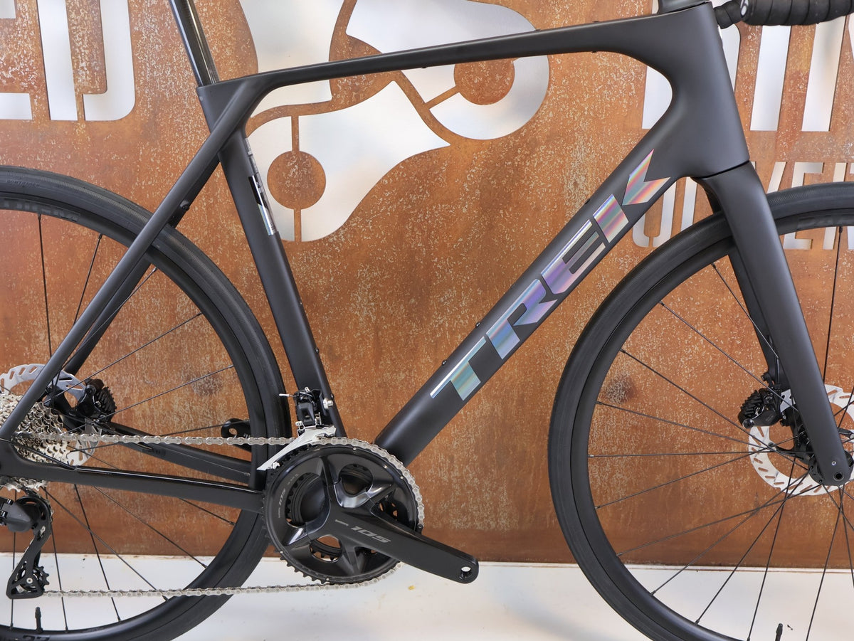 Rennrad von Trek, TREK DOMANE SL 5 GEN 5 MATTE DEEP SMOKE / L vor USEDBIKES-OB.DE Hintergrund