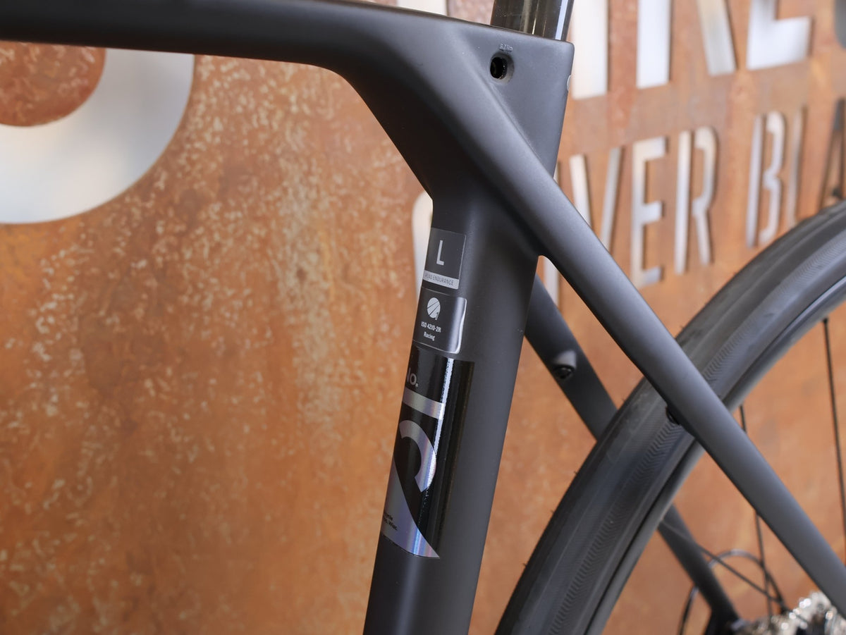 Rennrad von Trek, TREK DOMANE SL 5 GEN 5 MATTE DEEP SMOKE / L vor USEDBIKES-OB.DE Hintergrund