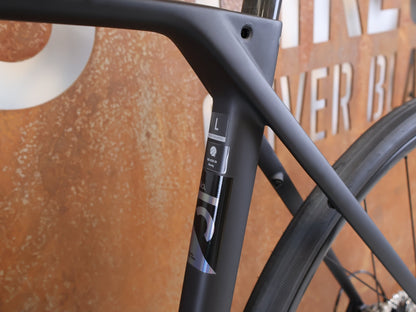Rennrad von Trek, TREK DOMANE SL 5 GEN 5 MATTE DEEP SMOKE / L vor USEDBIKES-OB.DE Hintergrund