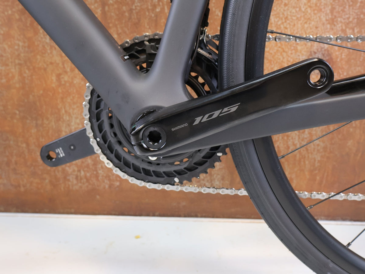 Rennrad von Trek, TREK DOMANE SL 5 GEN 5 MATTE DEEP SMOKE / L vor USEDBIKES-OB.DE Hintergrund