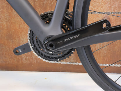 Rennrad von Trek, TREK DOMANE SL 5 GEN 5 MATTE DEEP SMOKE / L vor USEDBIKES-OB.DE Hintergrund