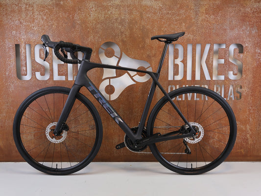 Rennrad von Trek, TREK DOMANE SL 5 GEN 5 MATTE DEEP SMOKE / L vor USEDBIKES-OB.DE Hintergrund