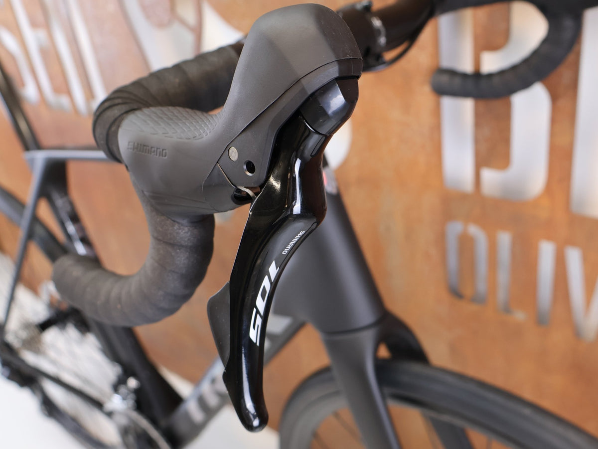 Rennrad von Trek, TREK DOMANE SL 5 GEN 5 MATTE DEEP SMOKE / L vor USEDBIKES-OB.DE Hintergrund