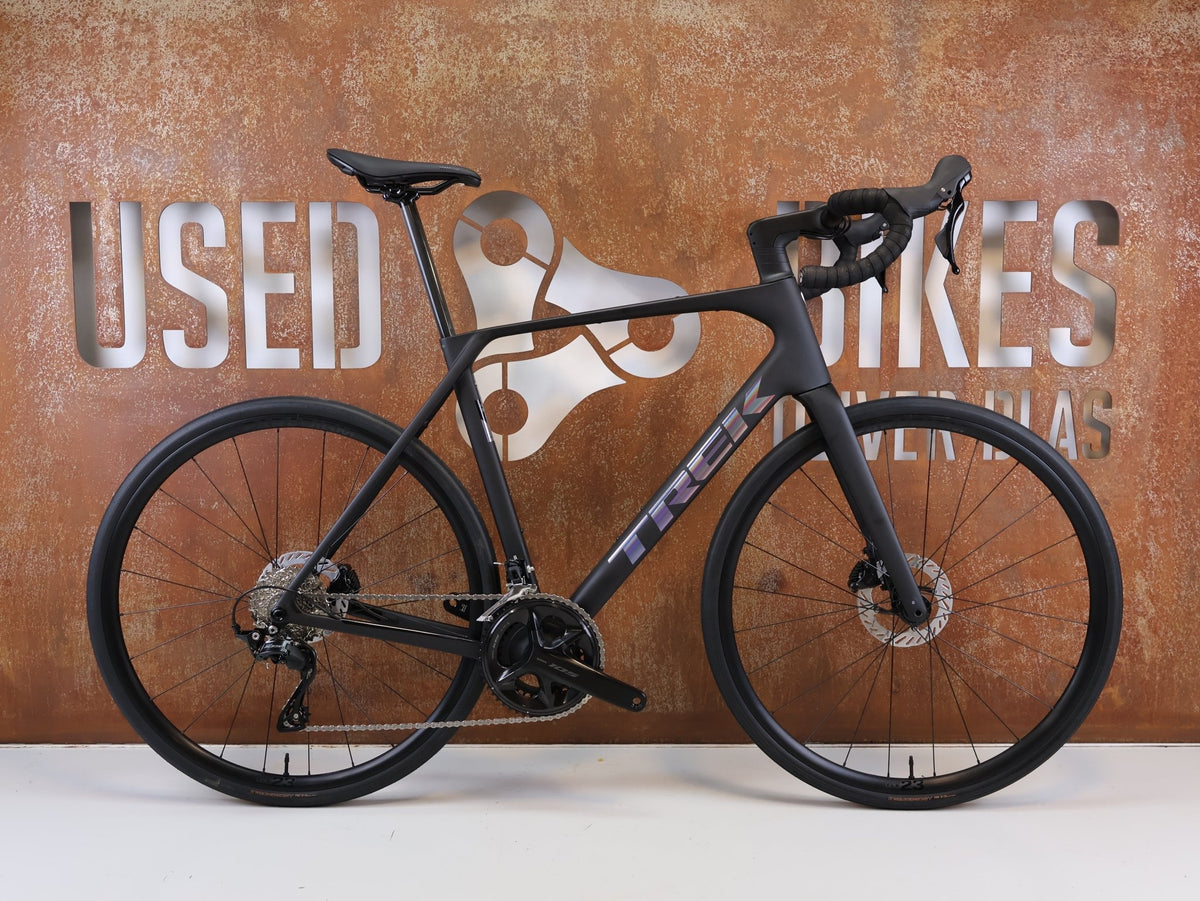Rennrad von Trek, TREK DOMANE SL 5 GEN 5 MATTE DEEP SMOKE / L vor USEDBIKES-OB.DE Hintergrund