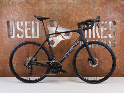 Rennrad von Trek, TREK DOMANE SL 5 GEN 5 MATTE DEEP SMOKE / L vor USEDBIKES-OB.DE Hintergrund