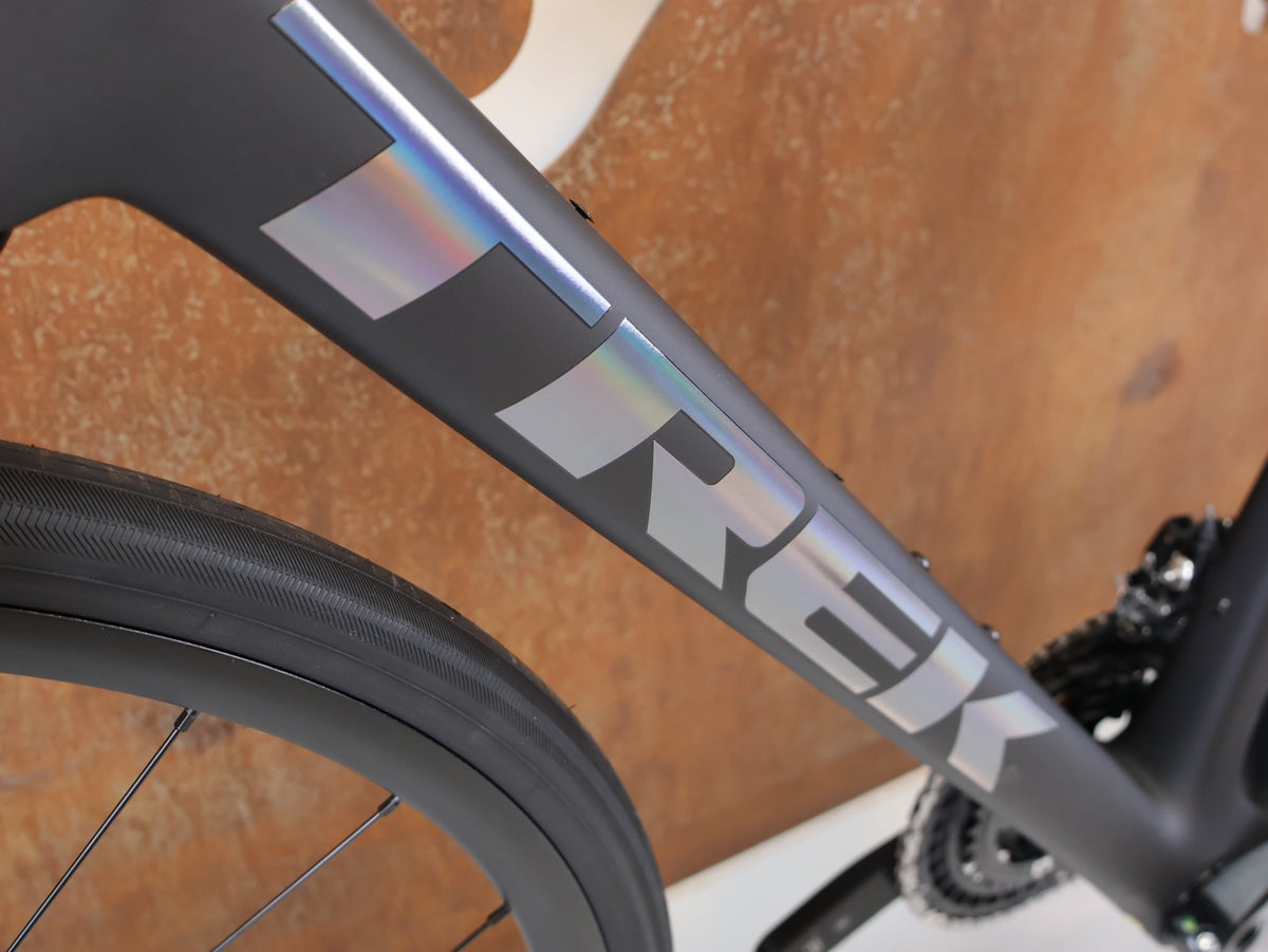 Rennrad von Trek, TREK DOMANE SL 5 GEN 5 MATTE DEEP SMOKE / L vor USEDBIKES-OB.DE Hintergrund