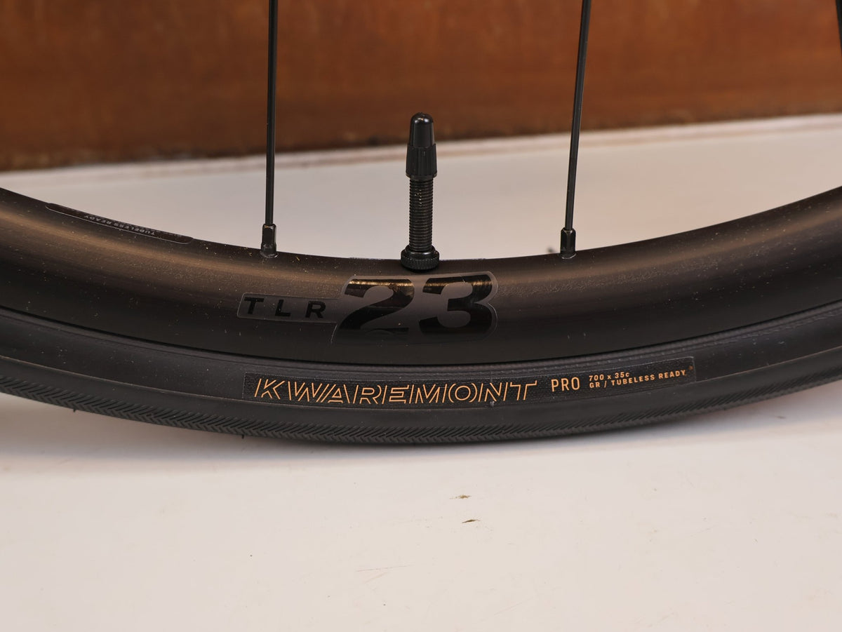 Rennrad von Trek, TREK DOMANE SL 5 GEN 5 MATTE DEEP SMOKE / L vor USEDBIKES-OB.DE Hintergrund