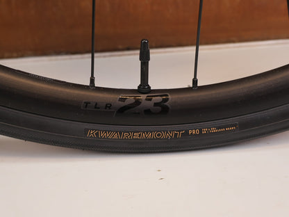 Rennrad von Trek, TREK DOMANE SL 5 GEN 5 MATTE DEEP SMOKE / L vor USEDBIKES-OB.DE Hintergrund