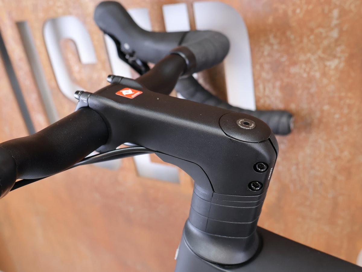 Rennrad von Trek, TREK DOMANE SL 5 GEN 5 MATTE DEEP SMOKE / L vor USEDBIKES-OB.DE Hintergrund