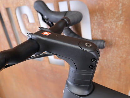 Rennrad von Trek, TREK DOMANE SL 5 GEN 5 MATTE DEEP SMOKE / L vor USEDBIKES-OB.DE Hintergrund