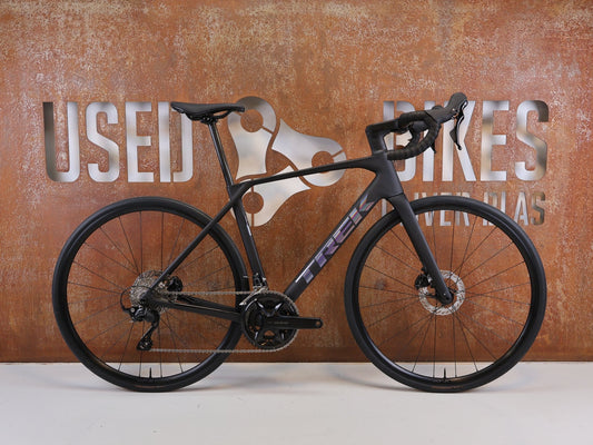 Rennrad von Trek, TREK DOMANE SL 5 GEN 5 MATTE DEEP SMOKE / M / 2027 vor USEDBIKES-OB.DE Hintergrund