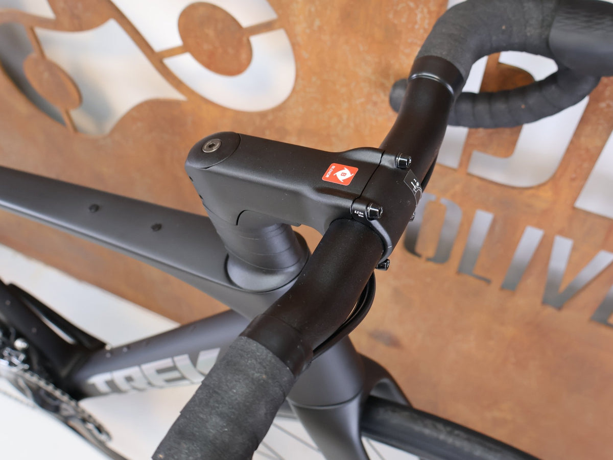 Rennrad von Trek, TREK DOMANE SL 5 GEN 5 MATTE DEEP SMOKE / M vor USEDBIKES-OB.DE Hintergrund