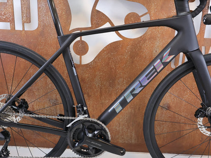 Rennrad von Trek, TREK DOMANE SL 5 GEN 5 MATTE DEEP SMOKE / M vor USEDBIKES-OB.DE Hintergrund