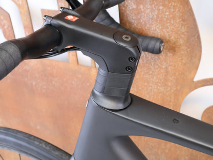 Rennrad von Trek, TREK DOMANE SL 5 GEN 5 MATTE DEEP SMOKE / M vor USEDBIKES-OB.DE Hintergrund