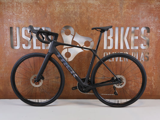 Rennrad von Trek, TREK DOMANE SL 5 GEN 5 MATTE DEEP SMOKE / M vor USEDBIKES-OB.DE Hintergrund