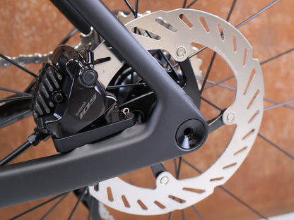 Rennrad von Trek, TREK DOMANE SL 5 GEN 5 MATTE DEEP SMOKE / M vor USEDBIKES-OB.DE Hintergrund