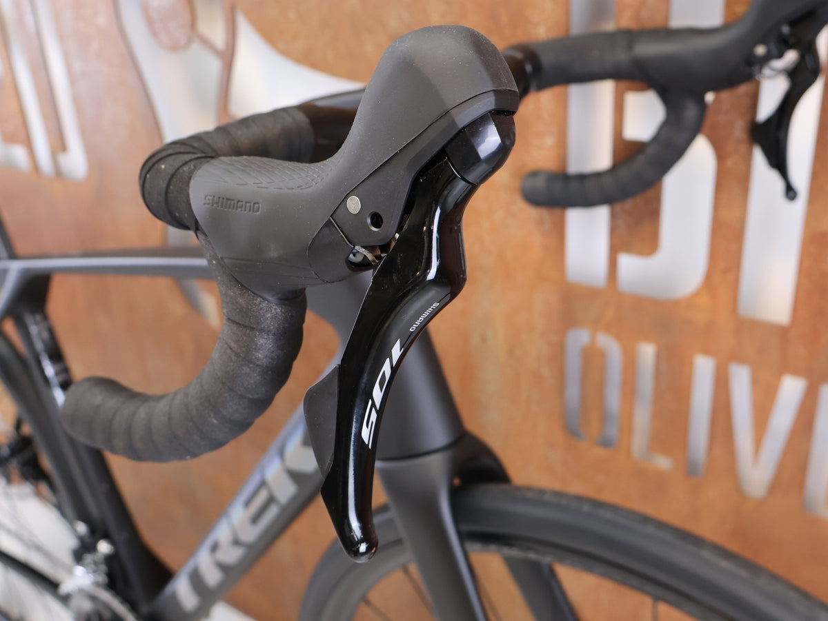 Rennrad von Trek, TREK DOMANE SL 5 GEN 5 MATTE DEEP SMOKE / M vor USEDBIKES-OB.DE Hintergrund