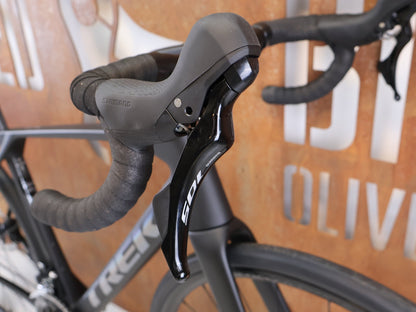 Rennrad von Trek, TREK DOMANE SL 5 GEN 5 MATTE DEEP SMOKE / M vor USEDBIKES-OB.DE Hintergrund
