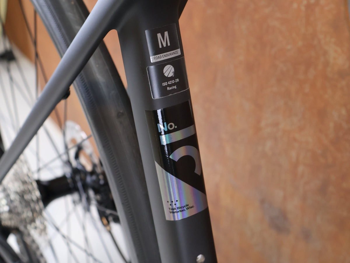 Rennrad von Trek, TREK DOMANE SL 5 GEN 5 MATTE DEEP SMOKE / M vor USEDBIKES-OB.DE Hintergrund