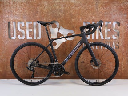 Rennrad von Trek, TREK DOMANE SL 5 GEN 5 MATTE DEEP SMOKE / M vor USEDBIKES-OB.DE Hintergrund