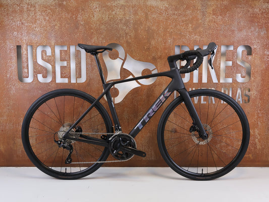 Rennrad von Trek, TREK DOMANE SL 5 GEN 5 MATTE DEEP SMOKE / M vor USEDBIKES-OB.DE Hintergrund