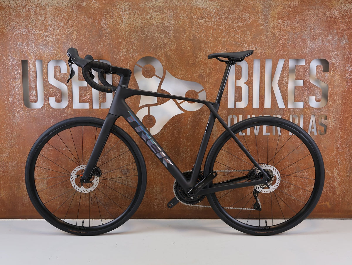 Rennrad von Trek, TREK DOMANE SL 5 GEN 5 MATTE DEEP SMOKE / M/L vor USEDBIKES-OB.DE Hintergrund