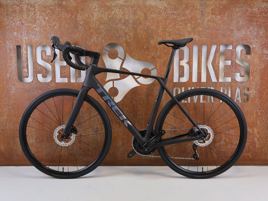 Rennrad von Trek, TREK DOMANE SL 5 GEN 5 MATTE DEEP SMOKE / M/L vor USEDBIKES-OB.DE Hintergrund
