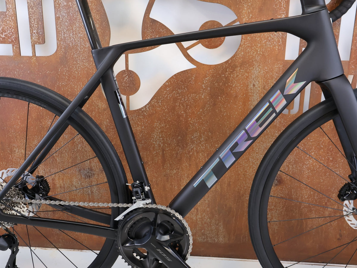 Rennrad von Trek, TREK DOMANE SL 5 GEN 5 MATTE DEEP SMOKE / M/L vor USEDBIKES-OB.DE Hintergrund