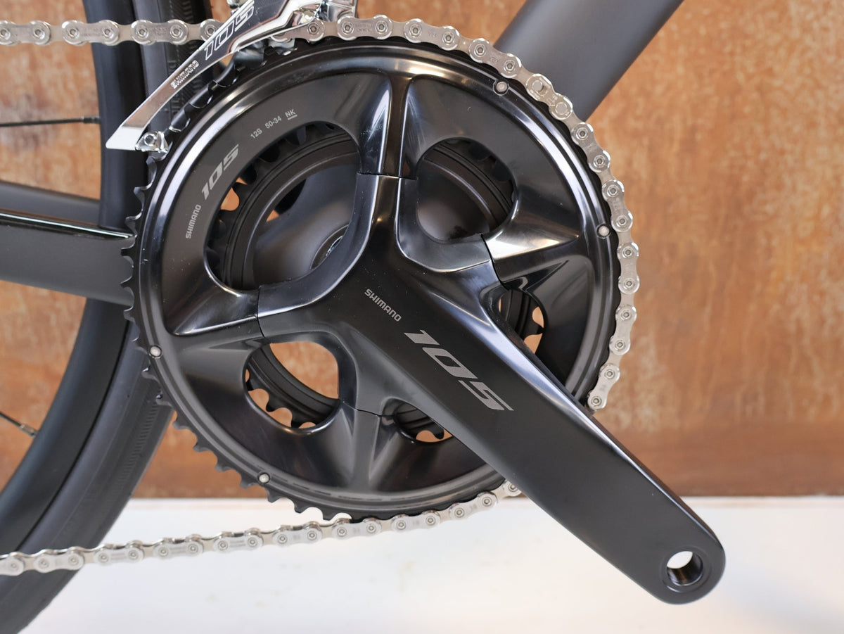 Rennrad von Trek, TREK DOMANE SL 5 GEN 5 MATTE DEEP SMOKE / M/L vor USEDBIKES-OB.DE Hintergrund