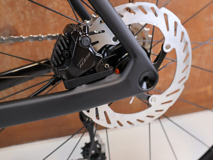 Rennrad von Trek, TREK DOMANE SL 5 GEN 5 MATTE DEEP SMOKE / M/L vor USEDBIKES-OB.DE Hintergrund