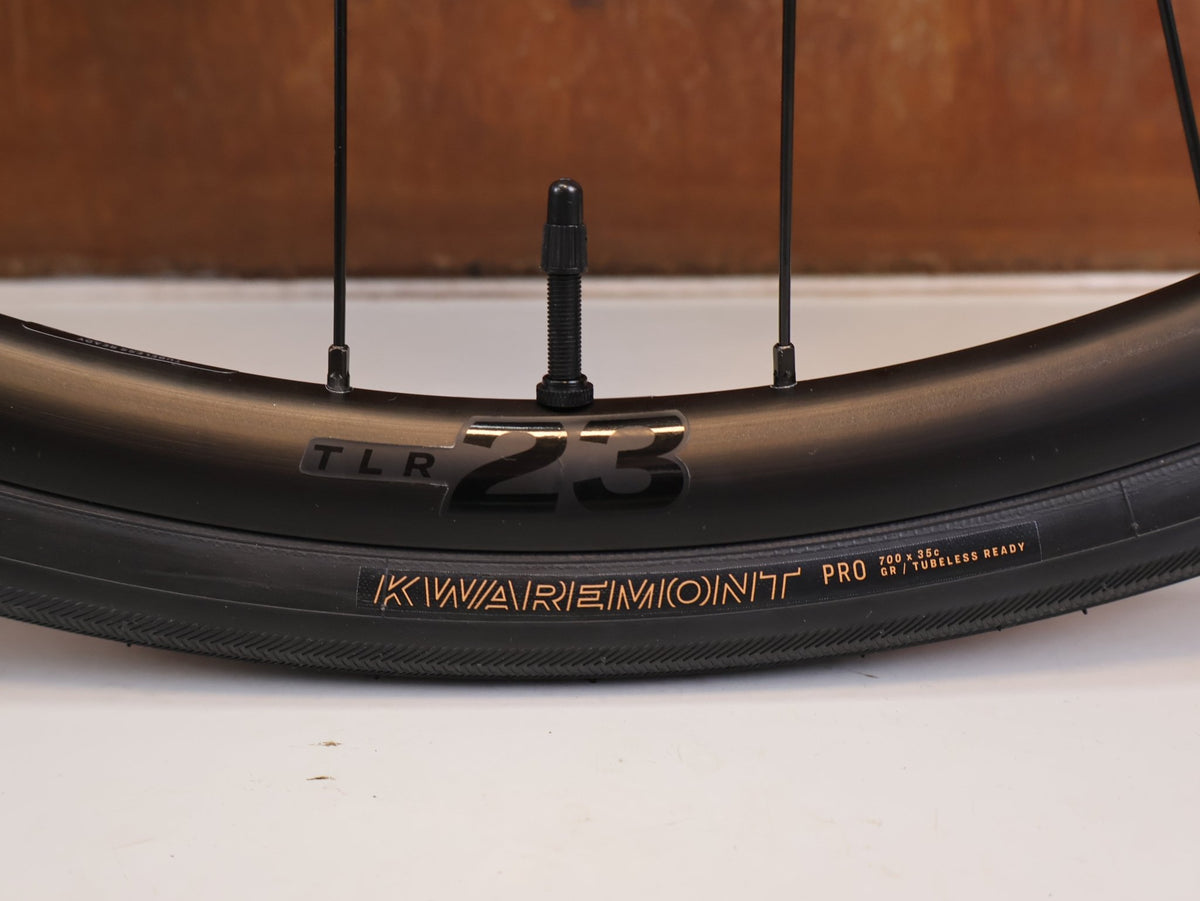 Rennrad von Trek, TREK DOMANE SL 5 GEN 5 MATTE DEEP SMOKE / M/L vor USEDBIKES-OB.DE Hintergrund