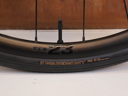 Rennrad von Trek, TREK DOMANE SL 5 GEN 5 MATTE DEEP SMOKE / M/L vor USEDBIKES-OB.DE Hintergrund