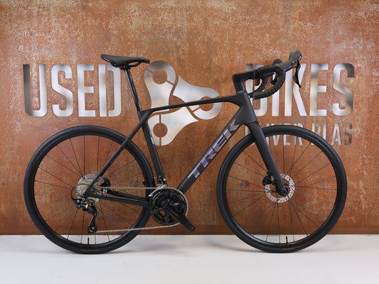 Rennrad von Trek, TREK DOMANE SL 5 GEN 5 MATTE DEEP SMOKE / M/L vor USEDBIKES-OB.DE Hintergrund