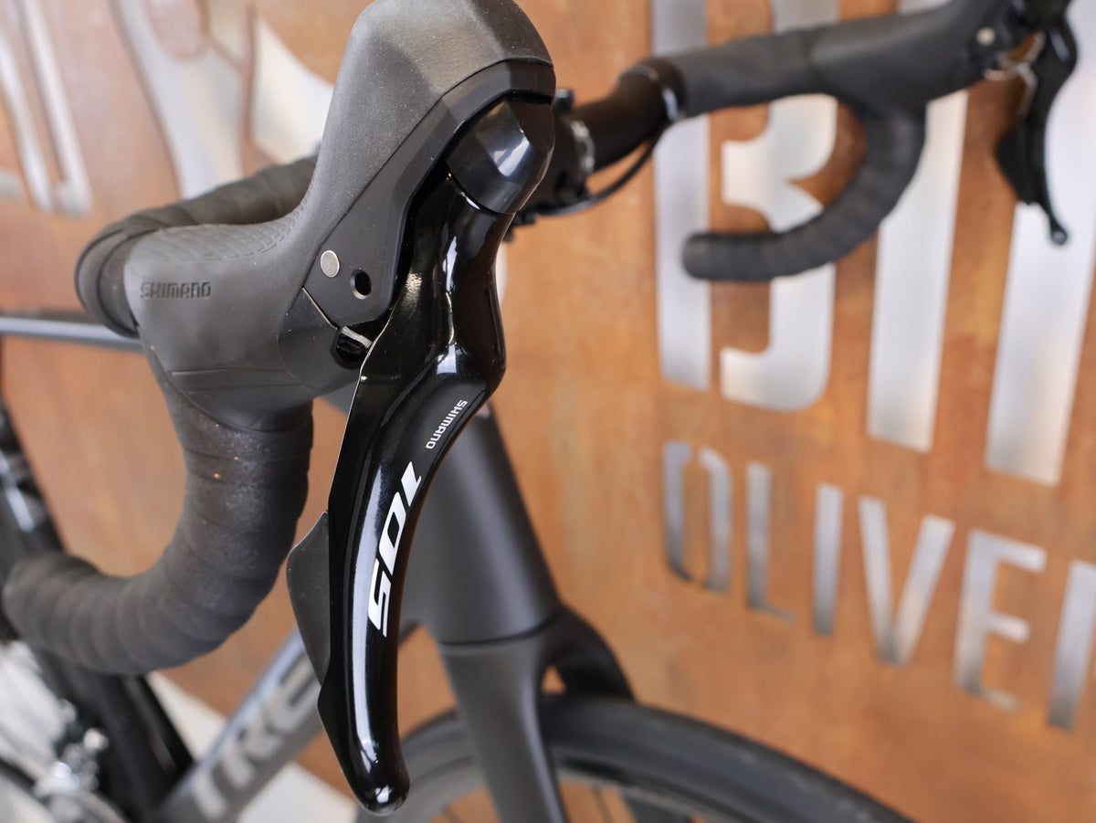 Rennrad von Trek, TREK DOMANE SL 5 GEN 5 MATTE DEEP SMOKE / M/L vor USEDBIKES-OB.DE Hintergrund