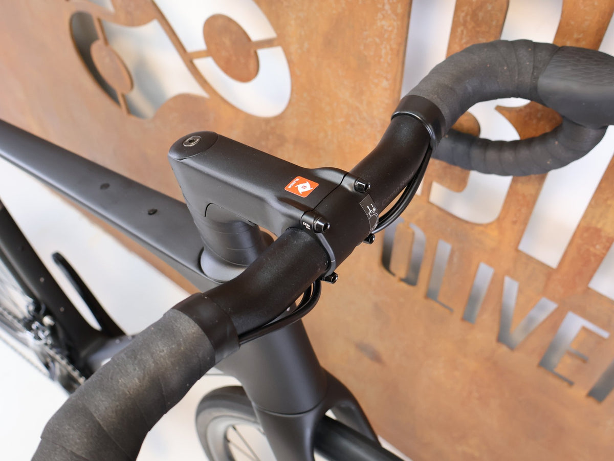 Rennrad von Trek, TREK DOMANE SL 5 GEN 5 MATTE DEEP SMOKE / M/L vor USEDBIKES-OB.DE Hintergrund