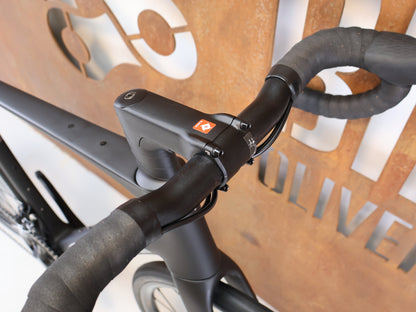 Rennrad von Trek, TREK DOMANE SL 5 GEN 5 MATTE DEEP SMOKE / M/L vor USEDBIKES-OB.DE Hintergrund
