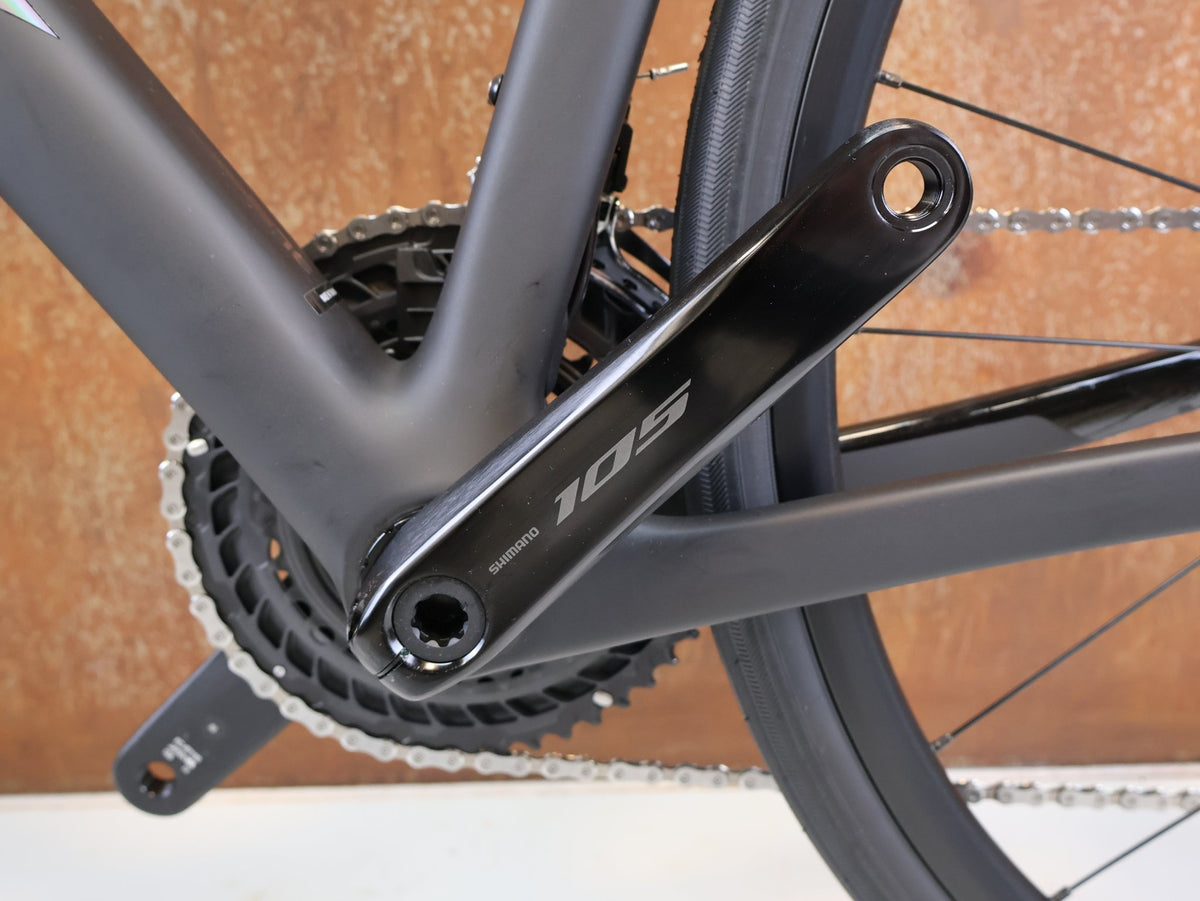 Rennrad von Trek, TREK DOMANE SL 5 GEN 5 MATTE DEEP SMOKE / M/L vor USEDBIKES-OB.DE Hintergrund