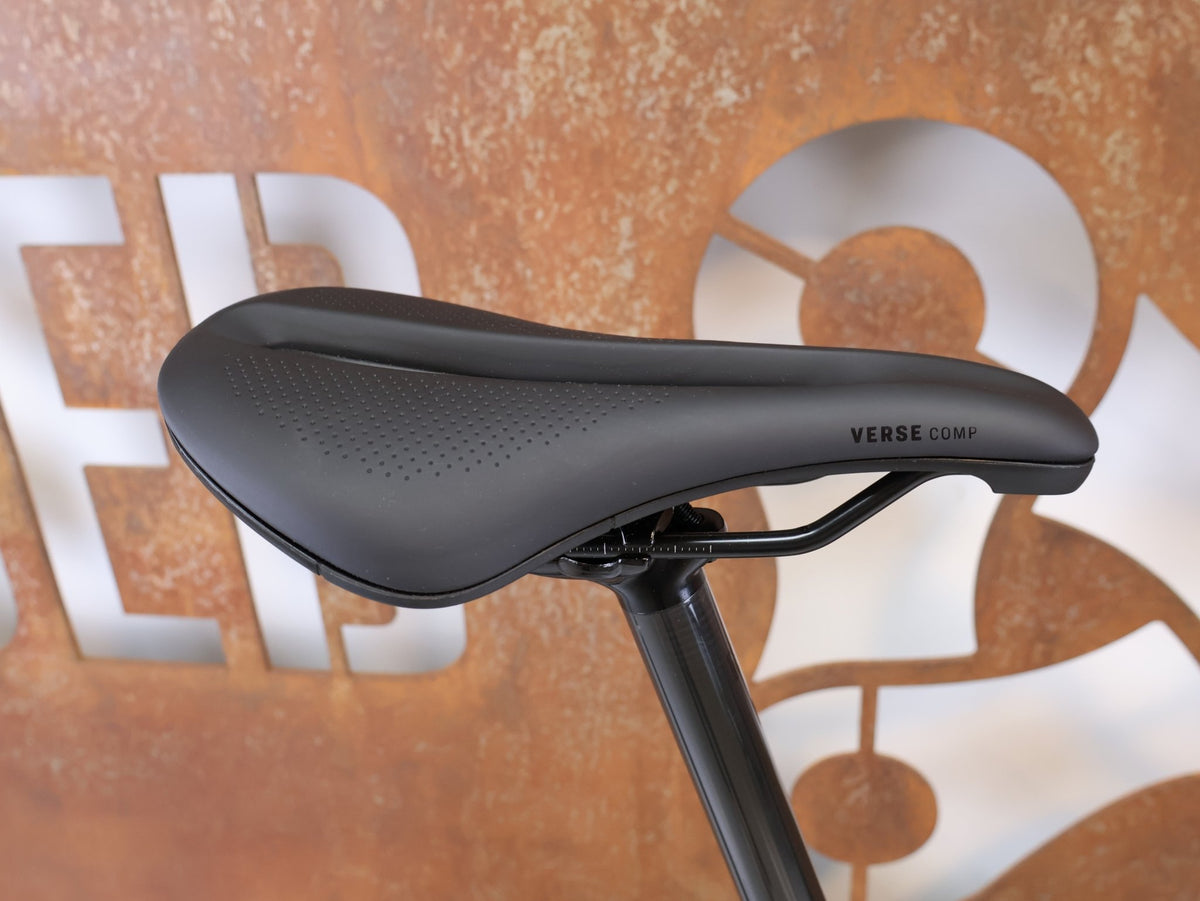 Rennrad von Trek, TREK DOMANE SL 5 GEN 5 MATTE DEEP SMOKE / M/L vor USEDBIKES-OB.DE Hintergrund