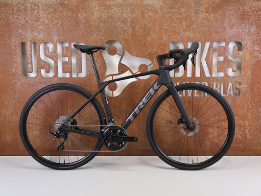 Rennrad von Trek, TREK DOMANE SL 5 GEN 5 MATTE DEEP SMOKE / S / 2027 vor USEDBIKES-OB.DE Hintergrund