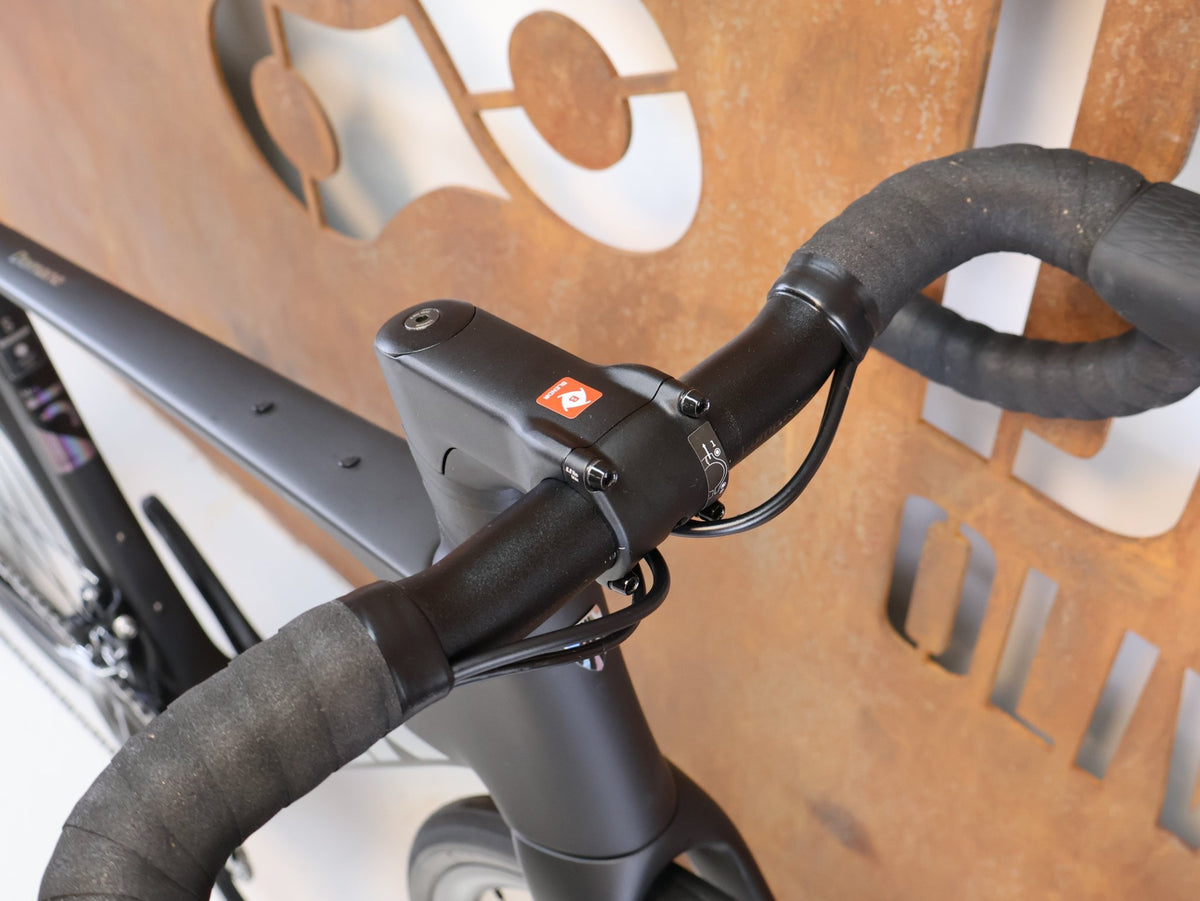 Rennrad von Trek, TREK DOMANE SL 5 GEN 5 MATTE DEEP SMOKE / S vor USEDBIKES-OB.DE Hintergrund