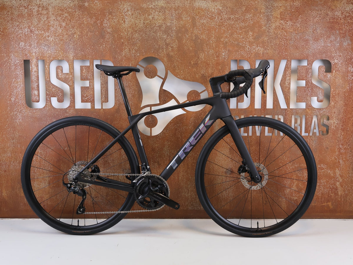 Rennrad von Trek, TREK DOMANE SL 5 GEN 5 MATTE DEEP SMOKE / S vor USEDBIKES-OB.DE Hintergrund
