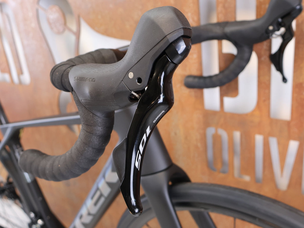 Rennrad von Trek, TREK DOMANE SL 5 GEN 5 MATTE DEEP SMOKE / S vor USEDBIKES-OB.DE Hintergrund