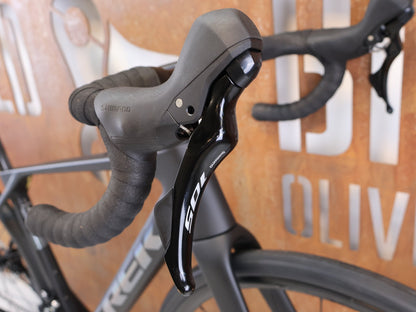 Rennrad von Trek, TREK DOMANE SL 5 GEN 5 MATTE DEEP SMOKE / S vor USEDBIKES-OB.DE Hintergrund