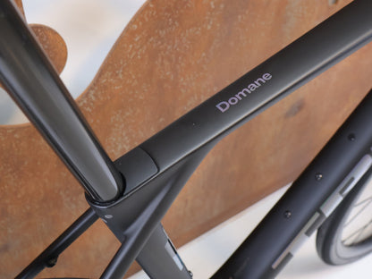 Rennrad von Trek, TREK DOMANE SL 5 GEN 5 MATTE DEEP SMOKE / S vor USEDBIKES-OB.DE Hintergrund