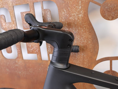 Rennrad von Trek, TREK DOMANE SL 5 GEN 5 MATTE DEEP SMOKE / S vor USEDBIKES-OB.DE Hintergrund