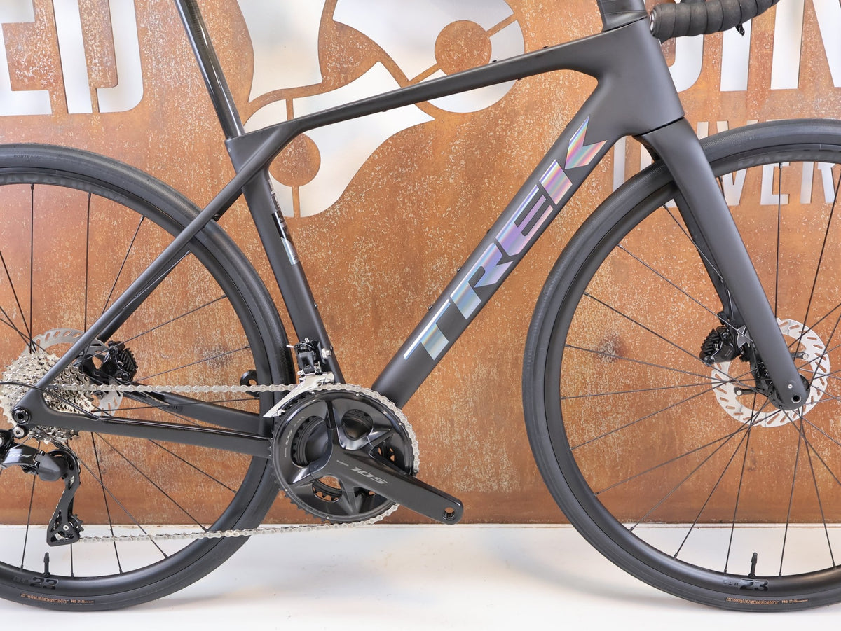 Rennrad von Trek, TREK DOMANE SL 5 GEN 5 MATTE DEEP SMOKE / S vor USEDBIKES-OB.DE Hintergrund